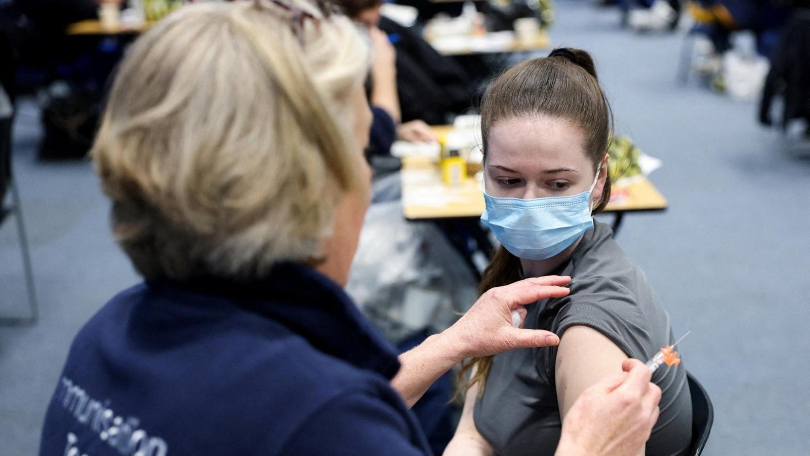 What are the symptoms of meningitis and how is it spread?