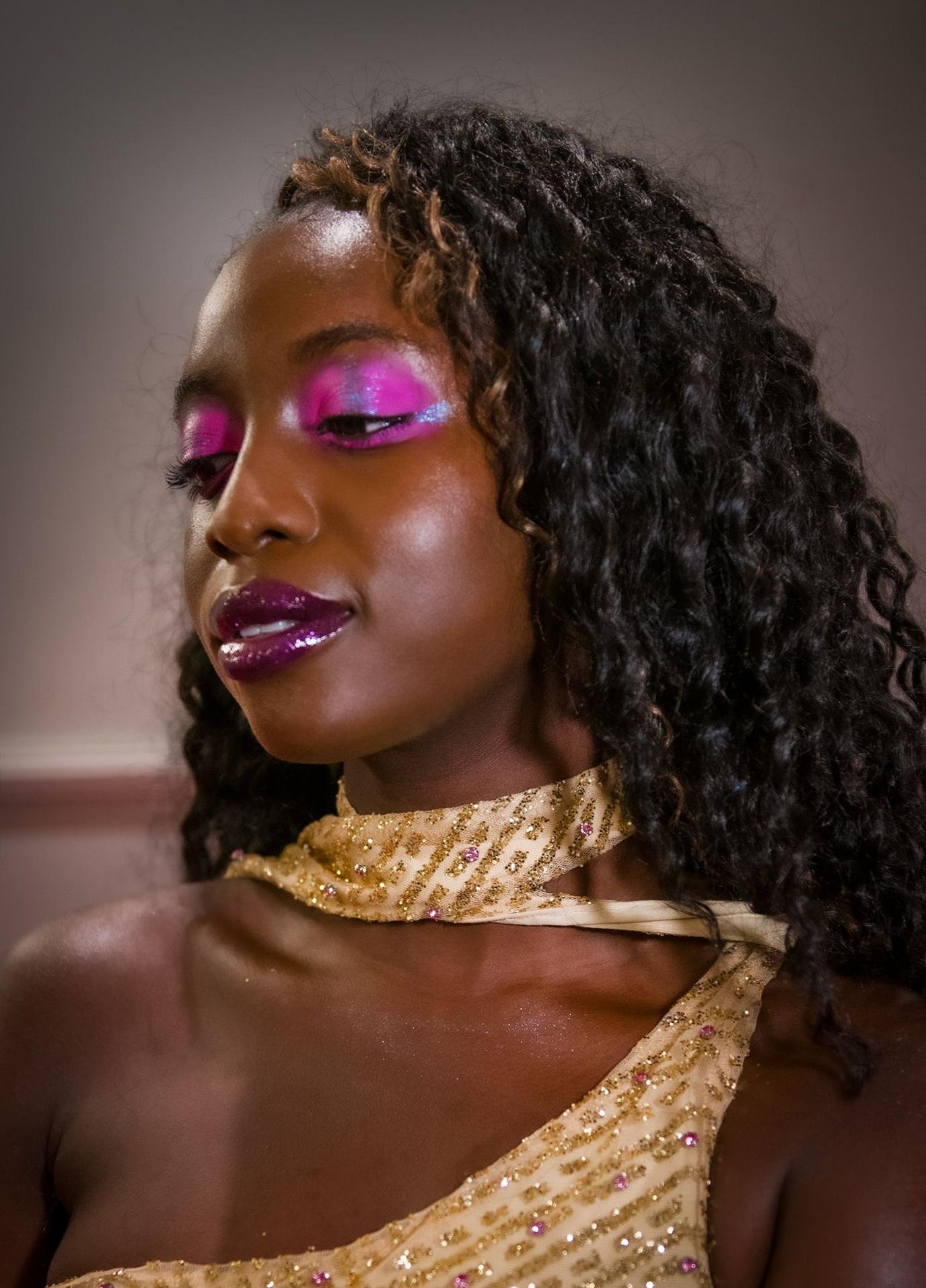 How to do neon festival make-up without harming your skin