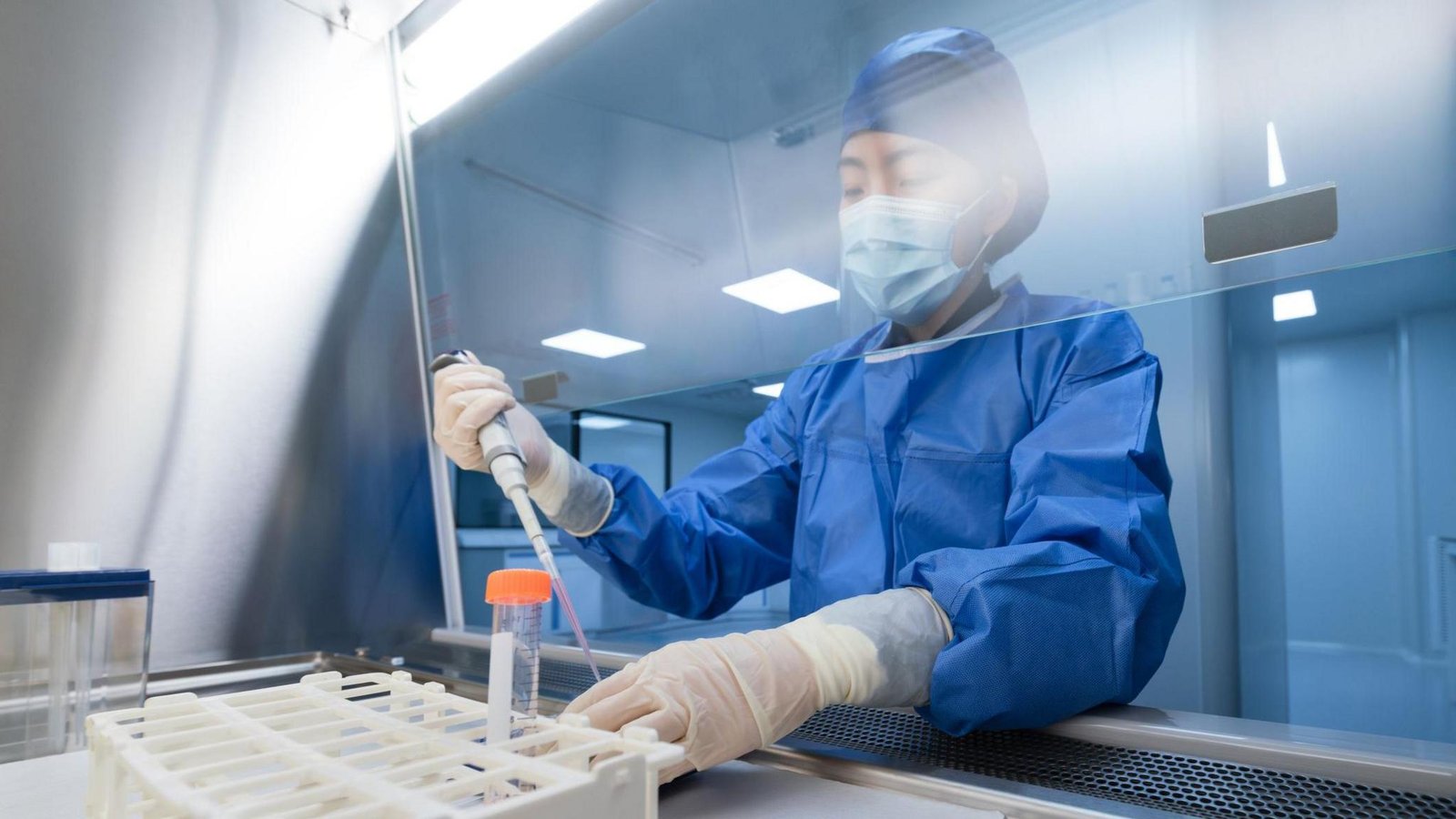UK begins trials of Ebola vaccine developed in just eight weeks